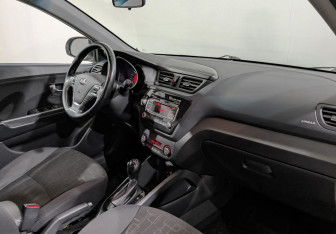Подержанный автомобиль Kia Rio Sedan 2017 года (13 фото)