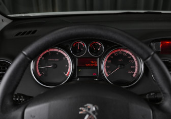 Подержанный автомобиль Peugeot 408 2012 года (10 фото)