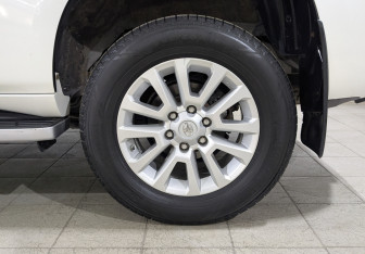 Подержанный автомобиль Toyota Land Cruiser Prado 2014 года (12 фото)