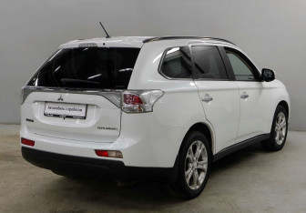 Подержанный автомобиль Mitsubishi Outlander 2012 года (5 фото)