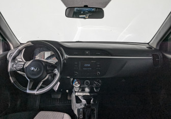 Подержанный автомобиль Kia Rio Hatchback 2021 года (13 фото)