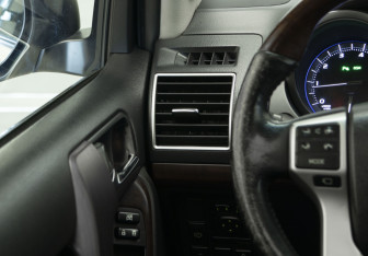 Подержанный автомобиль Toyota Land Cruiser Prado 2016 года (12 фото)