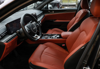 Подержанный автомобиль Kia K5 2024 года (15 фото)