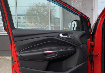 Подержанный автомобиль Ford Kuga 2014 года (17 фото)