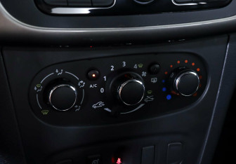 Подержанный автомобиль Renault Logan Sedan 2018 года (14 фото)