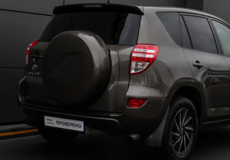 Подержанный автомобиль Toyota RAV4 2012 года (21 фото)
