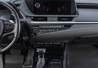 Подержанный автомобиль Lexus ES 2018 года (12 фото)
