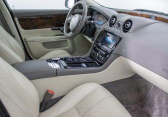 Подержанный автомобиль Jaguar XJ 2014 года (9 фото)