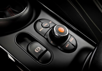 Подержанный автомобиль MINI Clubman Wagon 2021 года (25 фото)