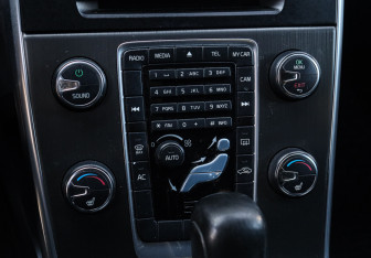 Подержанный автомобиль Volvo V60 2011 года (16 фото)