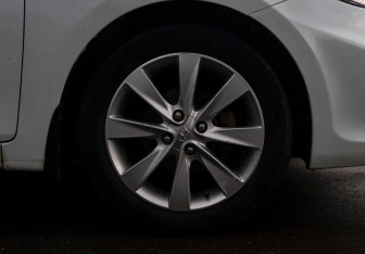 Подержанный автомобиль Hyundai Solaris Hatchback 2013 года (17 фото)