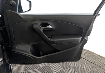 Подержанный автомобиль Volkswagen Polo Sedan 2017 года (25 фото)