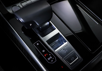 Подержанный автомобиль Audi Q8 2019 года (18 фото)