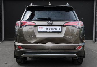 Подержанный автомобиль Toyota RAV4 2018 года (5 фото)
