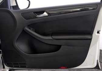 Подержанный автомобиль Volkswagen Jetta Sedan 2017 года (25 фото)