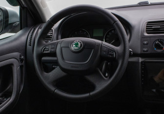 Подержанный автомобиль Skoda Fabia Hatchback 2011 года (15 фото)