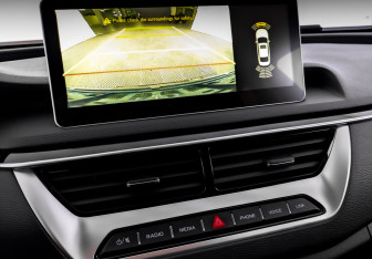 Подержанный автомобиль Hongqi H5 2022 года (26 фото)