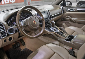 Подержанный автомобиль Porsche Cayenne 2013 года (18 фото)