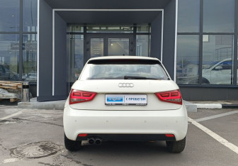 Подержанный автомобиль Audi A1 2010 года (6 фото)