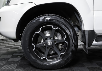 Подержанный автомобиль Toyota Land Cruiser Prado 2004 года (22 фото)