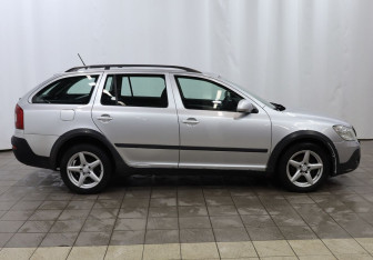 Подержанный автомобиль Skoda Octavia Wagon 2012 года (7 фото)