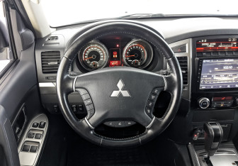 Подержанный автомобиль Mitsubishi Pajero 2021 года (21 фото)