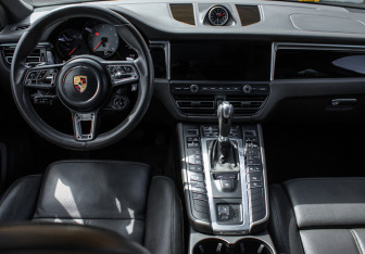Подержанный автомобиль Porsche Macan 2019 года (12 фото)