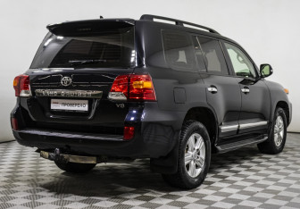 Подержанный автомобиль Toyota Land Cruiser Suv 2015 года (5 фото)