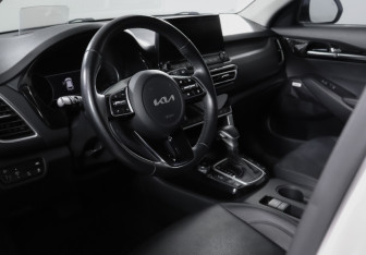 Подержанный автомобиль Kia Seltos 2022 года (14 фото)