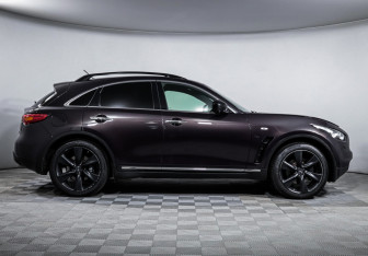 Подержанный автомобиль Infiniti QX70 2017 года (4 фото)