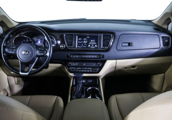 Подержанный автомобиль Kia Carnival 2018 года (12 фото)