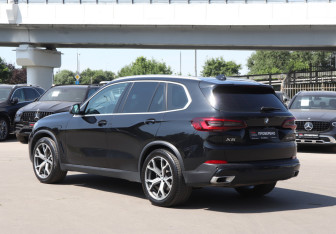 Подержанный автомобиль BMW X5 2020 года (7 фото)