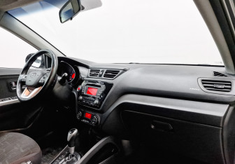 Подержанный автомобиль Kia Rio Hatchback 2012 года (13 фото)