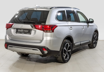 Подержанный автомобиль Mitsubishi Outlander 2022 года (5 фото)