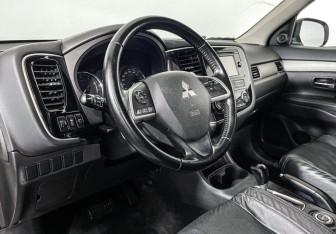 Подержанный автомобиль Mitsubishi Outlander 2014 года (13 фото)