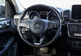 Подержанный автомобиль Mercedes-Benz GLE 2016 года (17 фото)