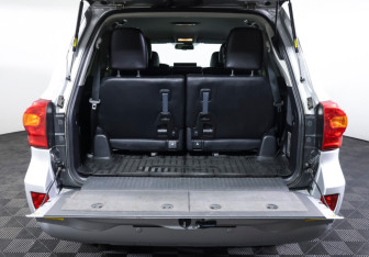 Подержанный автомобиль Toyota Land Cruiser Suv 2012 года (9 фото)