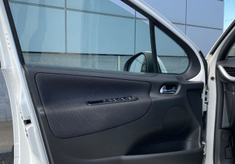 Подержанный автомобиль Peugeot 207 Hatchback 2009 года (14 фото)