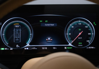 Подержанный автомобиль Voyah Dream 2023 года (11 фото)