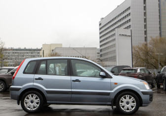 Подержанный автомобиль Ford Fusion 2008 года (3 фото)