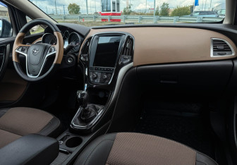 Подержанный автомобиль Opel Astra Wagon 2012 года (16 фото)