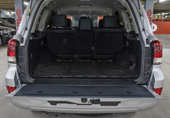 Подержанный автомобиль Toyota Land Cruiser Suv 2015 года (10 фото)