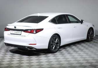 Подержанный автомобиль Lexus ES 2019 года (5 фото)