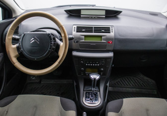 Подержанный автомобиль Citroen C4 Hatchback 2010 года (13 фото)