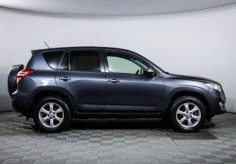 Подержанный автомобиль Toyota RAV4 2011 года (4 фото)