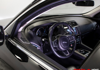 Подержанный автомобиль Jaguar F-Pace 2017 года (18 фото)