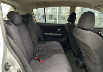Подержанный автомобиль Nissan Tiida Hatchback 2010 года (23 фото)