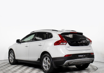 Подержанный автомобиль Volvo V40 Cross Country 2018 года (7 фото)