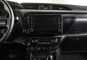 Подержанный автомобиль Toyota Hilux 2021 года (14 фото)