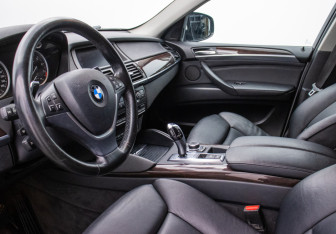 Подержанный автомобиль BMW X6 2012 года (10 фото)